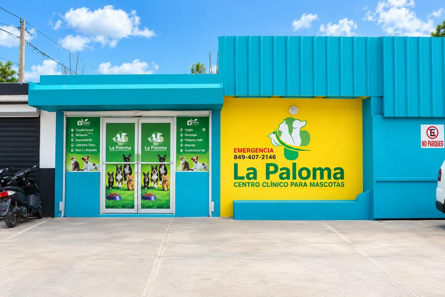 Fachada de La Paloma, con el rótulo y el teléfono de urgencias, en la C/ Caracas esquina Restauración, Bonao